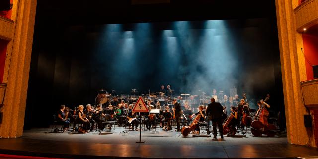 l'orchestre se prépare à jouer