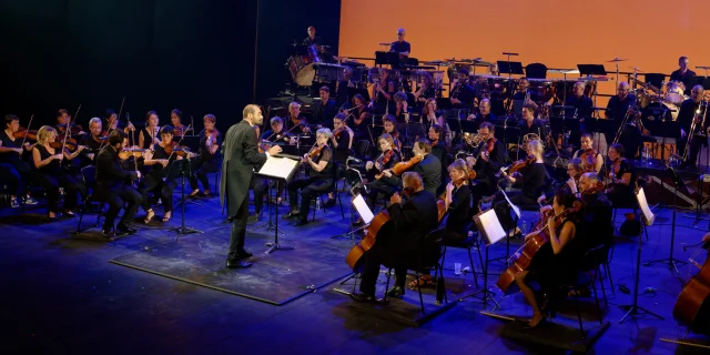 la complicité entre le chef et l'orchestre