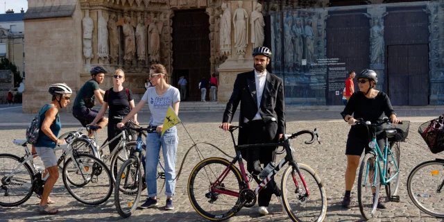 départ sur le parvis de la cathédrale de Reims