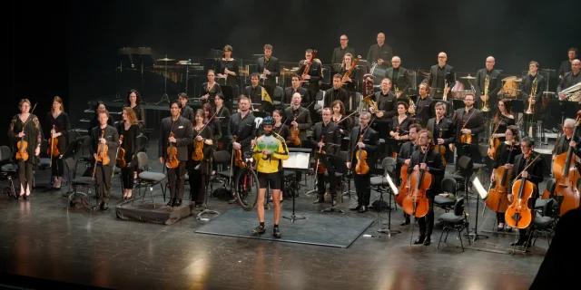 le chef est en retard pour le début du concert