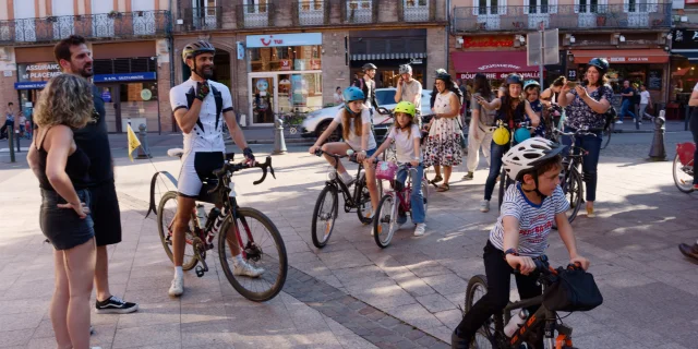 arrivée de la déambulation en ville à Vélo 3, crédit Dylan Corlay