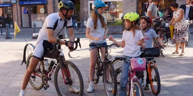 arrivée de la déambulation en ville à Vélo 2, crédit Dylan Corlay