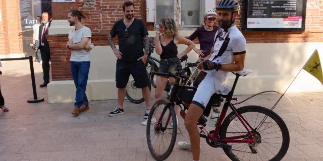 arrivée de la déambulation en ville à Vélo, crédit Dylan Corlay