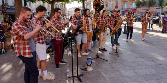 Accueil par la fanfare BRASSEURSBAND 4 - crédits Dylan Corlay, ONCT